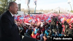 Presiden Turki Recep Tayyip Erdogan berpidato di hadapan ribuan massa pendukungnya di Istanbul, Minggu (10/3).