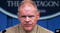 Komandan Korps Marinir Amerika, Jenderal Robert Neller memberikan konferensi pers di Pentagon hari Jumat (10/3). 