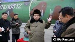 (រូបភាព​ឯកសារ) រូបថត​ដែល​គ្មាន​បញ្ជាក់​កាល​បរិច្ឆេទ​ផ្តល់ដោយ​ទីភ្នាក់​ងារព័ត៌មាន​មជ្ឈិម​ប្រជាជន​កូរ៉េរ​បស់កូរ៉េខាង​ជើង​នៃ​មេដឹកនាំ​កូរ៉េខាងជើង​ លោក​ Kim Jong Un ជួប​សំណេះ​សំណាល​ក្រុមអ្នក​វិទ្យា​សាស្រ្ត​ និង​អ្នក​បច្ចេក​ទេស​ស្តី​ពីកិច្ចការ​ស្រាវជ្រាវ​ផលិត​អាវុធនុយ​ក្លែអ៊ែរ (KCNA) រដ្ឋធានី​ Pyongyang​ ថ្ងៃទី៩​ ខែមីនា​ ឆ្នាំ២០១៦។ 