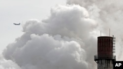 თბოელექტროსადგურის გამონაბოლქვი და სამგზავრო თვითმფრინავი პეკინის ცაზე, 2017 წელი.