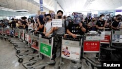 Barikade na aerodromu u Hong Kongu