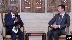 Suriya prezidenti Bashar al-Assad (o'ngda) BMT va Arab Ligasining maxsus vakili Kofi Annan bilan. Damashq, Suriya, 3-iyun, 2012-yil.