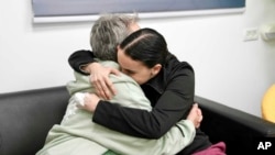 Na ovoj fotografiji koju je objavila izraelska vojska, Emily Damari, desno, i njena majka Mandy u blizini kibuca Reim, južni Izrael nakon što je Emily puštena iz zatočeništva od strane Hamasovih militanata u Gazi, 19. januara 2025.