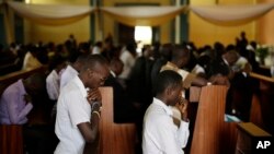 지난 2일 부룬디 부잠부라의 문디 대성당에서 경찰과 대치 중 사망한 희생자들의 장례식이 치뤄지고 있다. (자료사진)