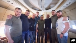 Ukrajinski predsjednik Volodimr Zelenskyy sa oslobođeniim komandantima u avionu na putu za Ukrajinu