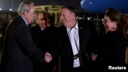 Državni sekretar SAD Majk Pompeo i njegova supruga Suzan pozdravljaju se sa predstavnikom Ministarstva spoljnih poslova Egipta Redom Habibom Ibrahimom Zakijem i otpravnikom poslova ambasade SAD Tomom Goldbergerom, nakon dolaska u Kairo, 9. januar 2019.