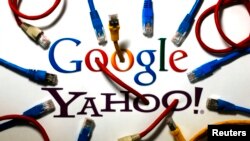 ARSIP - Sebuah ilustrasi yang menampilkan logo Google dan Yahoo yang terhubung ke kabel-kabel LAN di sebuah kantor di Berlin, 31 Oktober 2013.