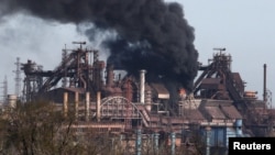 De la fumée s'élève au-dessus d'une usine d'Azovstal dans la ville portuaire méridionale de Mariupol, Ukraine le 25 avril 2022. (REUTERS/Alexander Ermochenko)