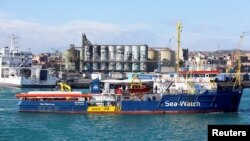 Kapal migran "Sea Watch 3" saat tiba di pelabuhan Catania, Italia (31/1) lalu (foto: dok). Italia menolak mengizinkan kapal "Sea Watch 3" memasuki perairannya.