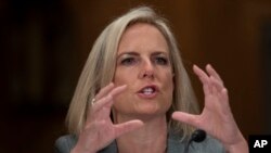 커스텐 닐슨 미 국토안보부 장관이 10일 ‘미국에 대한 위협’을 주제로 열린 상원 국토안보위원회 청문회에서 증언하고 있다.