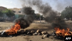 Para demonstran di Khartoum melakukan aksi unjuk rasa atas tewasnya lima orang demonstran di kota Al-Obeida, Senin (29/7). 