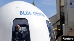 Jeff Bezos, pendiri Amazon dan Blue Origin, berbicara kepada wartawan tentang roket pendorong New Shepard di Colorado Springs, Colorado, 5 April 2017. 