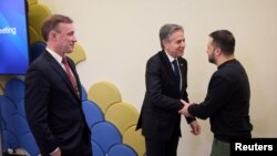 ولودیمیر زلنسکی (راست) ، آنتونی بلینکن و جیک سالیوان.