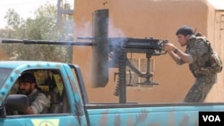 Kelompok bersenjata Kurdi di Kobane, perbatasan Turki-Suriah, dalam pertempuran dengan pasukan Negara Islam (ISIS) (18/9).