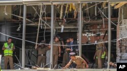 ប៉ូលិស​ស្រីលង្កា​កំពុង​ពិនិត្យ​កន្លែង​ផ្ទុះ​គ្រាប់​បែក នៅ​សណ្ឋាគារ Shangri-la នៅ​ក្នុង​រដ្ឋធានី Colombo ប្រទេស​ស្រីលង្កា កាលពី​ថ្ងៃទី២១ ខែមេសា ឆ្នាំ២០១៩។