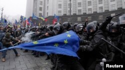 Para demonstran bentrok dengan polisi anti huru-hara di Kiev, Ukraina (24/11) 