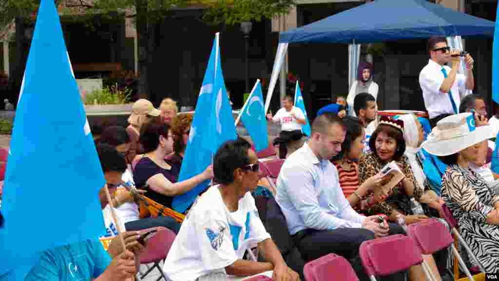 Vashingtonda Uyg&#39;ur madaniy festivali. Tadbirdan so&#39;ng jamoa Xitoy elchixonasi qarshisida norozilik namoyishi o&#39;tkazdi, Vashington, 3-avgust, 2014-yil. Odil Ruzaliev surati