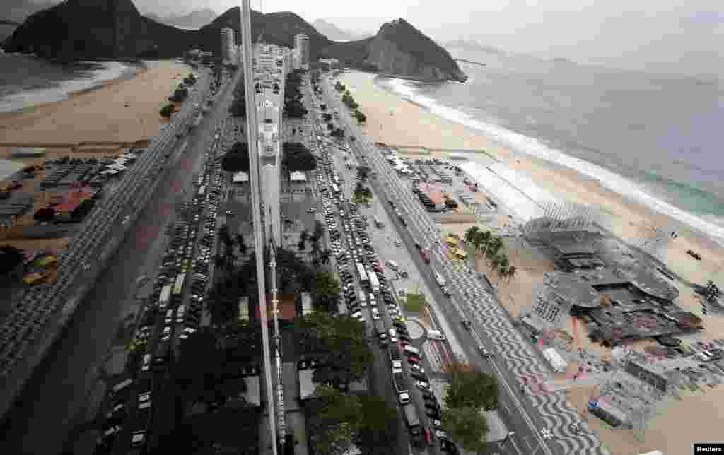 Pandangan dari tribun dalam persiapan untuk kunjungan Paus Fransiskus di pantai Copacabana, Rio de Janeiro, Brazil.