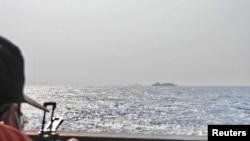 타이완 해군 함정 근무자가 5일 중국 항공모함 '산둥'함 선단 이동을 촬영하고 있다. 