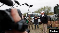 Presiden AS Donald Trump didampingi para petugas penjaga perbatasan AS, memberikan keterangan kepada media di tepi sungai Rio Grande di Mission, Texas, 10 Januari 2019. 
