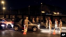 Misr armiyasi Nasr shahrida komendant soati paytida mashinalarni tekshirmoqda, 19-avgust, 2013-yil