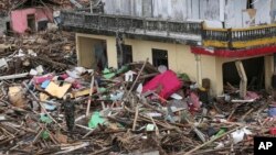 25일 인도네시아 수무루의 쓰나미 피해 지역.