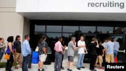 Para pencari kerja AS menghadiri sebuah bursa kerja di Fall River, Massachusetts (foto: ilustrasi). 