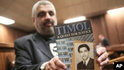 Imtiaz Cajee, neveu d’Ahmed Timol, pose avec son livre "Timol, une question pour la justice" à la haute cour North Gauteng à Pretoria, Afrique du Sud, 24 août 2017.