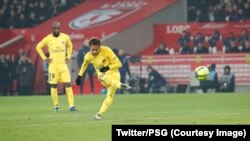 Le Brésilien Neymar tire un coup franc contre Lille au stade Pierre-Mauroy, Lille, 3 février 2018. (Twitter/PSG)