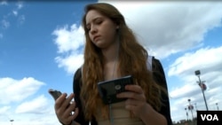 Penelitian melaporkan bahwa perhatian pejalan kaki seringkali terpecah saat menggunakan telepon selular atau mendengarkan musik di jalan.