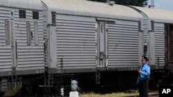 Un policier à l'arrivée du train transportant des corps de victimes du vol MH17 à la gare de Kharkiv, Ukraine, 22 juillet, 2014.
