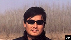 លោក​ chen_guangcheng សកម្មជនពិការ​ភ្នែក​ចិន សុំ​​​សិទ្ធិ​ជ្រក​កោន​​នៅ​សហរដ្ឋ​អាមេរិក​ ដោយ​ភ័យ​ខ្លាច​ពី​សុវត្ថិភាព​របស់​ខ្លួន​លោក​និង​គ្រួសារ​របស់​លោក។