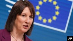 FILE - Menteri Keuangan Inggris Rachel Reeves berbicara dalam konferensi pers setelah pertemuan menteri keuangan negara-negara anggota Eurogroup di gedung Dewan Eropa di Brussels, 9 Desember 2024. (Virginia Mayo, Arsip/AP)