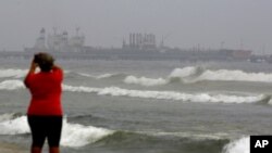 زنی از نفتکش ایرانی فورچون که در اسکله پالایشگاه ال پالیتو در نزدیکی پورتو کابه‌یو در ونزوئلا لنگر انداخته است عکس می‌گیرد - ۲۵ مه ۲۰۲۰