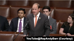 共和党众议员安迪·巴尔在众议院会场就他推出的《阻止中国芬太尼法》发言。众议院通过了这项法案。(2025年9月2日)