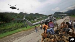 Angkatan Udara India ikut memberikan pertolongan warga yang terjebak banjir dengan helikopter (foto: dok). 