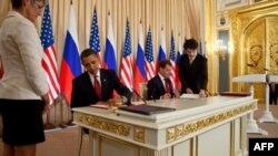 Predsednik SAD Barak Obama i Rusije Dmitrij Medvedev tokom potpisivanja Sporazuma o smanjenju strateškog nuklearnog naoružanja