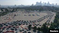 Antrian kendaraan di Stadion Dodger di Los Angeles, California, untuk tes COVID-19, 4 Januari 2021. (REUTERS / Lucy Nicholson)