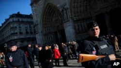프랑스 경찰이 15일 파리의 노트르담 성당 주변을 순찰하고 있다. 