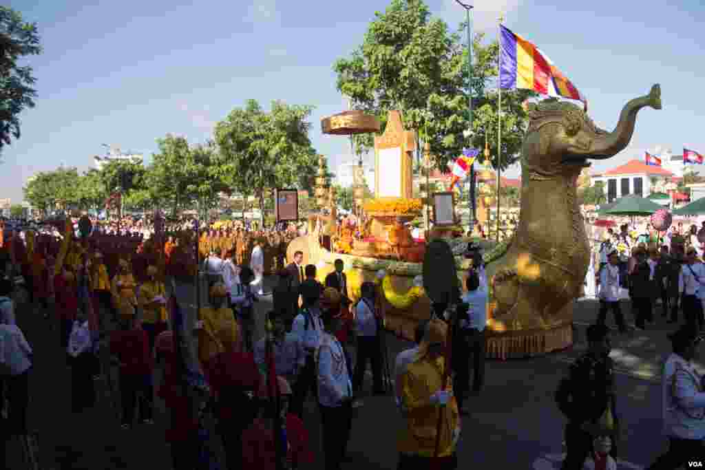 &nbsp;ព្រះ​រាជ​ពិធី​ដង្ហែ​ព្រះ​រាជ​គោរមងារ​កិត្តិយស​ &quot;ព្រះស្រីលោកធម្មិករាជ&quot; ថ្វាយ​ព្រះ​មហាក្សត្រ​សម្ដេច​ព្រះ​បរម​នាថ​ នរោត្ដម​ សីហមុនី​ មុន​ចេញ​ដំណើរ​ នា​ព្រឹក​ថ្ងៃ​ទី​៣​ មិថុនា​ ២០១៥​​។