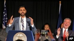 New York Mayor Bill de Blasio, right, reacts as comedian Hasan Minhaj speaks during the Asian-Pacific Heritage reception at Gracie Mansion in New York on Wednesday, May 10, 2017. Photo/Kathy Willens)
