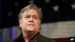 រូបឯកសារ៖ លោក Steve Bannon អតីត​អ្នក​រៀបចំ​យុទ្ធសាស្ត្រ​របស់​សេត​វិមាន ថ្លែង​នៅ​ក្នុង​ការ​ប្រមូល​ផ្តុំ​គ្នា​មួយ​ កាល​ពីឆ្នាំ​២០១៧ នៅរដ្ឋ Alabama សហរដ្ឋ​អាមេរិក។