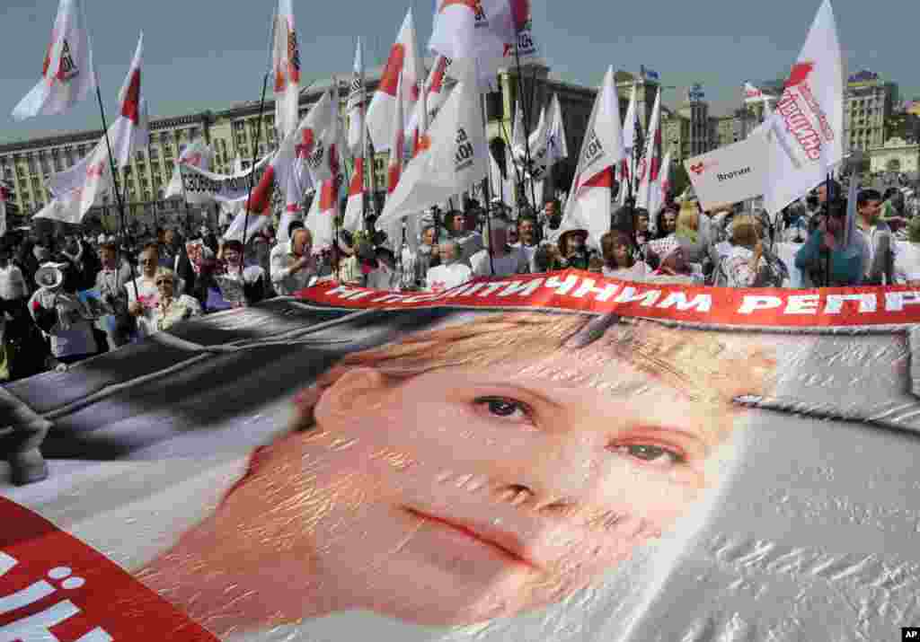 Supporters of former Ukrainian Prime Minister Yulia Tymoshenko take part in a rally in Kyiv, Ukraine, April 27, 2012. 