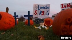 Memorijal žrtvama masovnog ubistva u Mejnu (Foto: REUTERS/Shannon Stapleton)