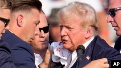 អតីតប្រធានាធិបតី​សហរដ្ឋអាមេរិក​លោក Donald Trump រង​ការ​បាញ់​ត្រង់​ត្រចៀក ពេល​ធ្វើ​យុទ្ធនាការ​ឃោសនា នៅ​ទីក្រុង Butler រដ្ឋ Pennsylvania កាលពីថ្ងៃទី១៣ ខែកក្កដា ឆ្នាំ២០២៤។ 