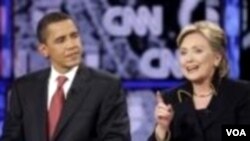 Presiden Barack Obama dan Menlu Hillary Clinton pada saat berdebat dalam Debat Capres Demokrat tahun 2008 (foto dokumentasi).