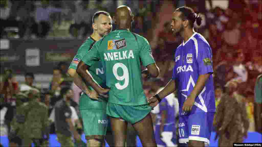 فٹ بال اسٹارز رونالڈینو ، کھیل کے درمیان صلاح مشورہ