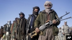 រូបឯកសារ៖ អតីតសមាជិក​ក្រុម​សកម្មប្រយុទ្ធ​តាលីបង់​កាន់​អាវុធ​របស់​ពួកគេ​ក្នុង​អំឡុងពេល​នៃ​ការ​ប្រារព្ធពិធី​រួម​គ្នា​មួយ​ជាមួយ​នឹង​រដ្ឋាភិបាល​អាហ្វហ្គានីស្ថាន​ក្នុង​ក្រុង Herat ប្រទេស​អាហ្វហ្គានីស្ថាន ថ្ងៃទី៣០ ខែមករា ឆ្នាំ២០១២។ 