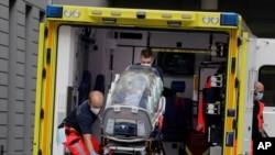 Wata motar daukan marasa lafiya da ake ganin ita ta dauki Navalny yayin da aka isa da shi birnin Berlin na Jamus. Aug.22, 2020. 