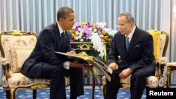 U.S. President Barack Obama (L) speaks with Thai King Bhumibol Adulyadej during an audience granted at Siriraj Hospital in Bangkok on November 18, 2012. Obama kicked off a three-country Asia tour with a visit to Thailand on Sunday, using his first post-el